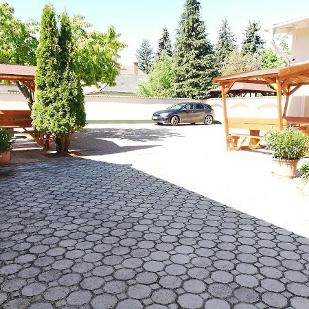 Imola Es Andrea Apartmanhaz Хайдусобосло Экстерьер фото