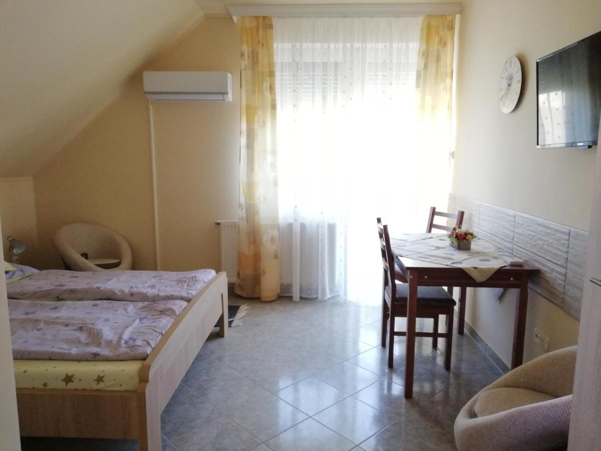 Imola Es Andrea Apartmanhaz Хайдусобосло Экстерьер фото