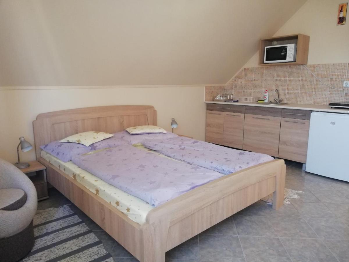 Imola Es Andrea Apartmanhaz Хайдусобосло Экстерьер фото