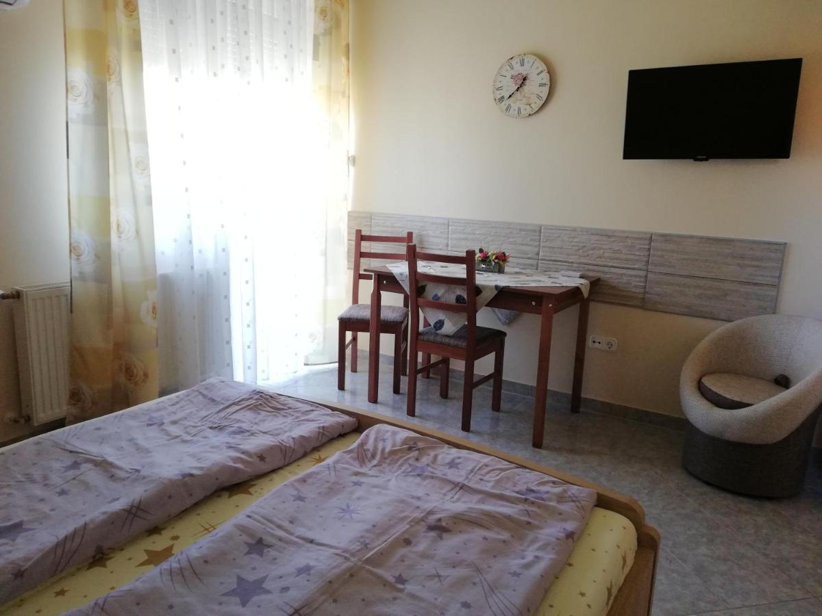 Imola Es Andrea Apartmanhaz Хайдусобосло Экстерьер фото