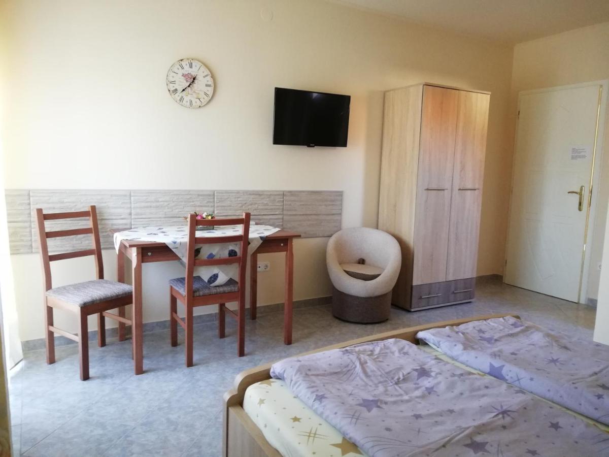 Imola Es Andrea Apartmanhaz Хайдусобосло Экстерьер фото