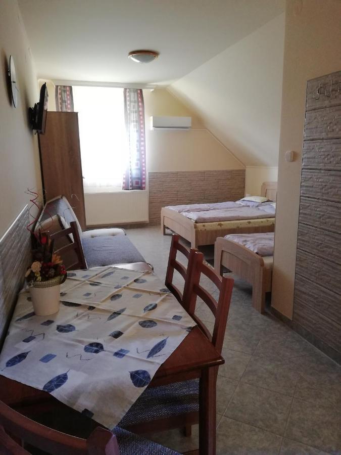 Imola Es Andrea Apartmanhaz Хайдусобосло Экстерьер фото