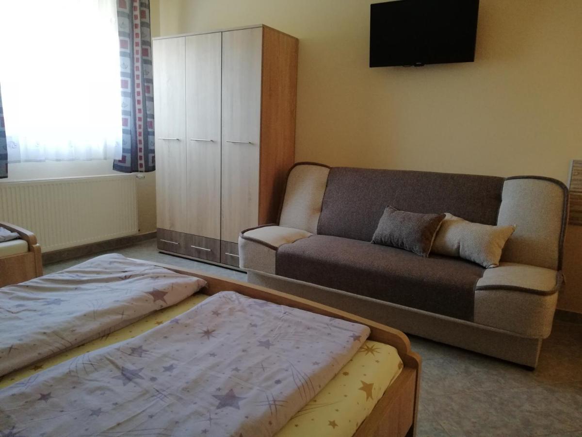 Imola Es Andrea Apartmanhaz Хайдусобосло Экстерьер фото