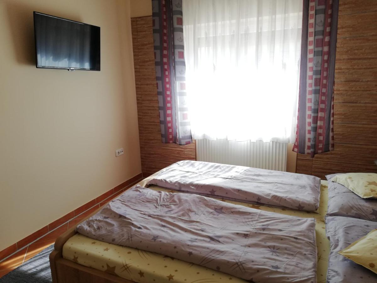 Imola Es Andrea Apartmanhaz Хайдусобосло Экстерьер фото