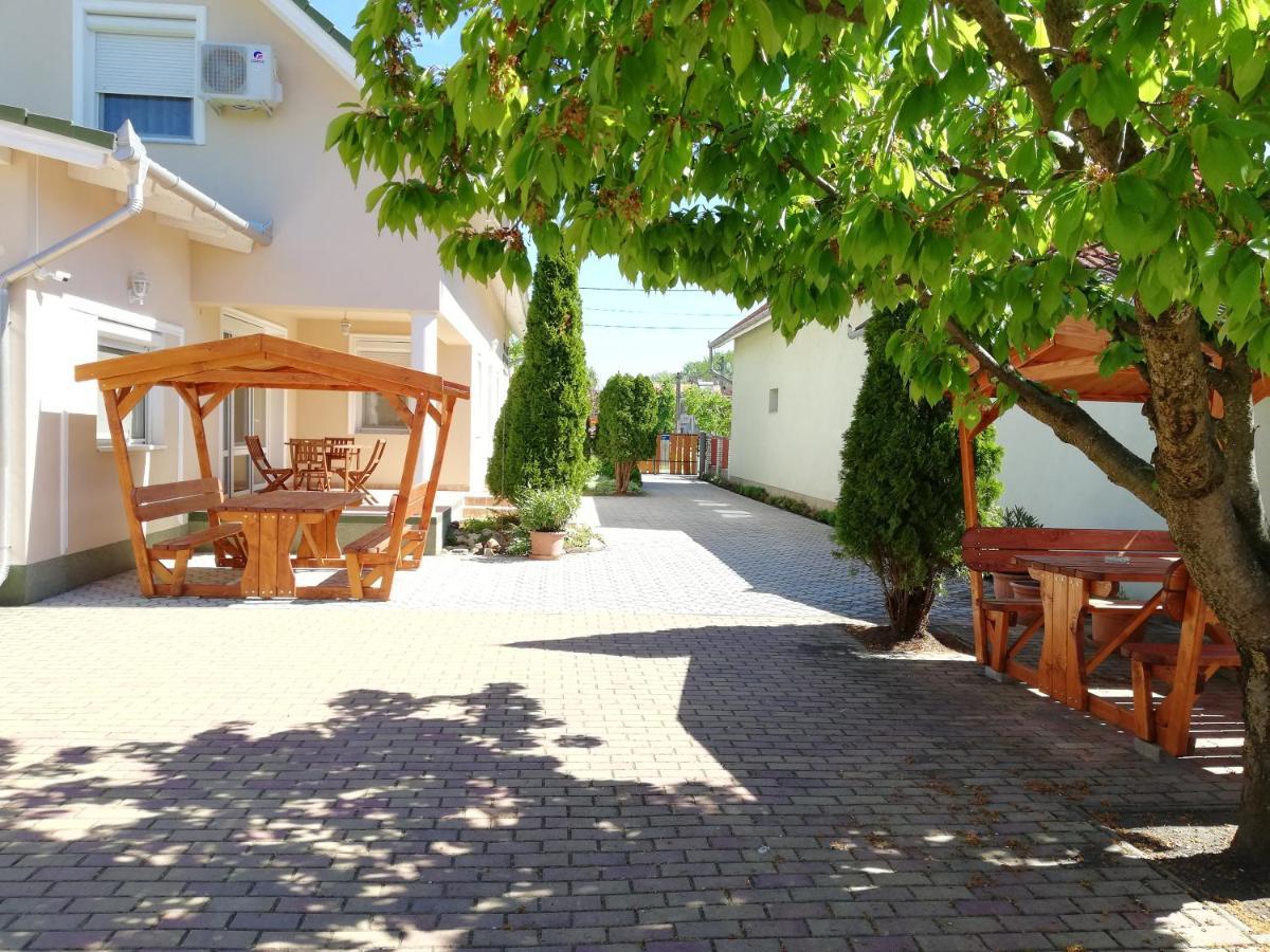 Imola Es Andrea Apartmanhaz Хайдусобосло Экстерьер фото